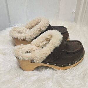 UGG Brown Leather Clogs.🌴